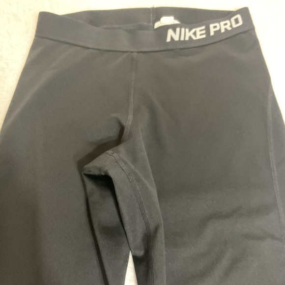 NWT NIKE PRO Women's Training Yoga/Gym/Run Capris-Black SIZE M Mid-Rise - Picture 5 of 9